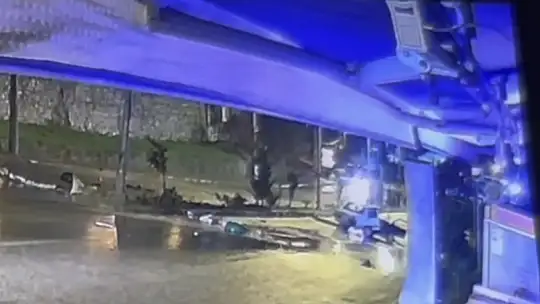 Kayganlaşan yolda otomobil paramparça oldu: 2 yaralı