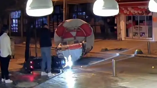 Kayganlaşan yolda otomobil paramparça oldu: 2 yaralı