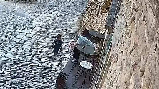Kayıp Aras'a anne şefkati: Polis gelene kadar başından ayrılmadı