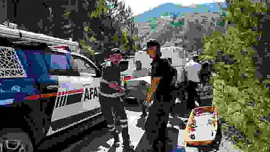 Kayıp iki arkadaş dere yatağına yuvarlanan araçta ölü bulundu