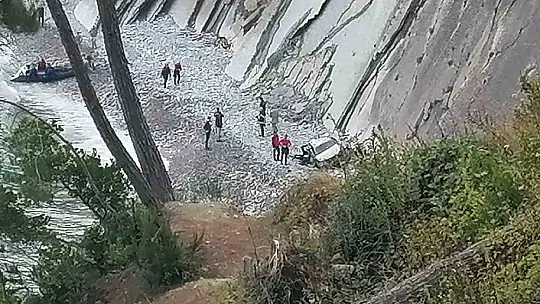 Kayıp imamın cesedi uçurumdan yuvarlanmış aracında bulundu