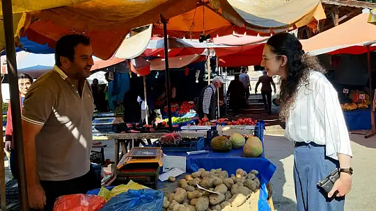 Kaymakam pazar alışverişine çıktı, vatandaşla yakından ilgilendi