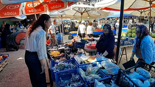 Kaymakam pazar alışverişine çıktı, vatandaşla yakından ilgilendi