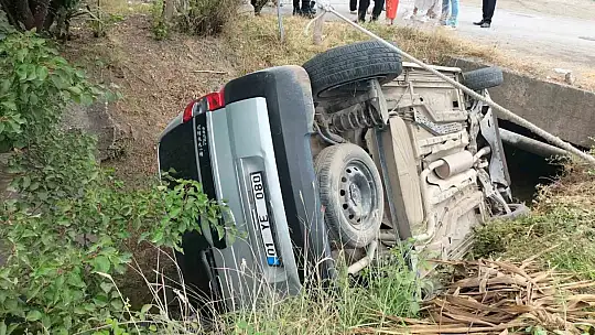 Kaza sonrası kanala düşen araçtaki 2 kişi yaralandı