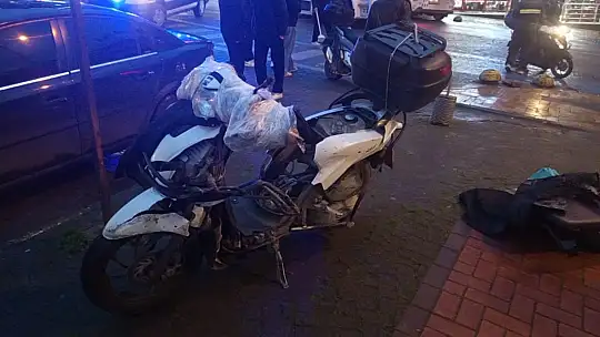 Kazada fırlayan motokurye otomobilin üzerine düştü
