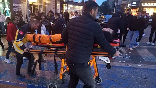 Kazada fırlayan motokurye otomobilin üzerine düştü