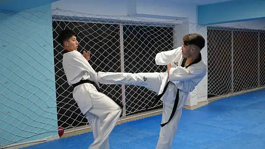 Kazada kollarını kaybetti, taekwondoyla hayata yeniden bağlandı
