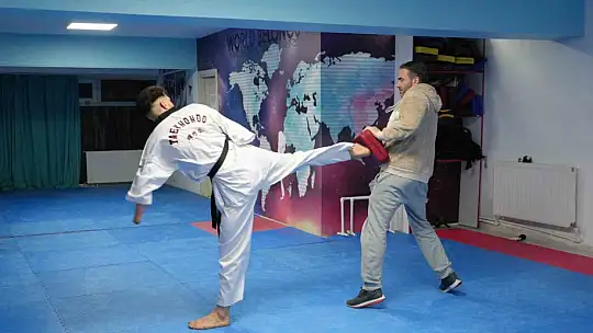 Kazada kollarını kaybetti, taekwondoyla hayata yeniden bağlandı
