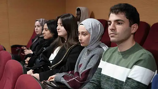 KBÜ'de dini içeriklerin sosyal medyada dönüşümü masaya yatırıldı