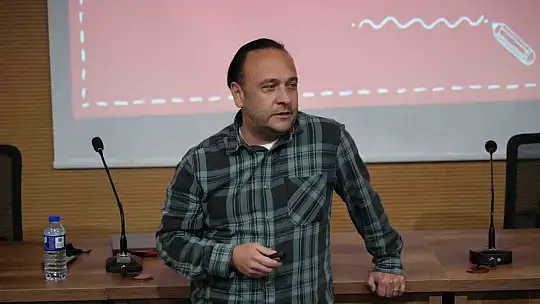 KBÜ'de düzenlenen konferansta Ozan Kuşcu gençlere seslendi