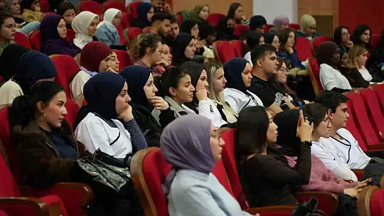 KBÜ'de sağlık yönetiminde insan kaynağı planlaması ele alındı