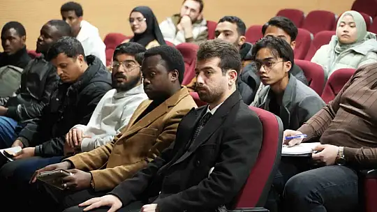 KBÜ ve İl Göç İdaresi, uluslararası öğrencilere ikamet bilgilendirmesi yaptı