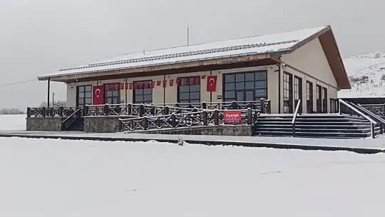 Keltepe Kayak Merkezi nisan ayında beyaz örtüyle kaplandı