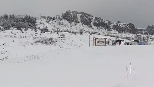 Keltepe Kayak Merkezi nisan ayında beyaz örtüyle kaplandı