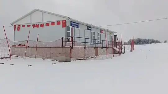 Keltepe Kayak Merkezi nisan ayında beyaz örtüyle kaplandı