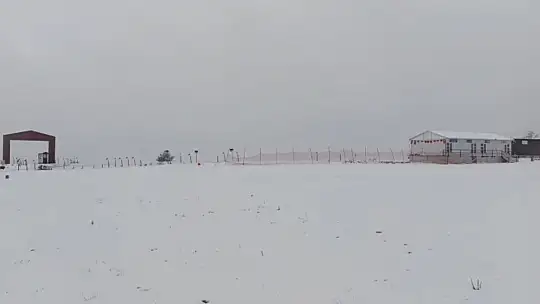 Keltepe Kayak Merkezi nisan ayında beyaz örtüyle kaplandı