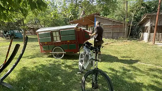 Kendi yaptığı karavan ile dünya turuna çıktı