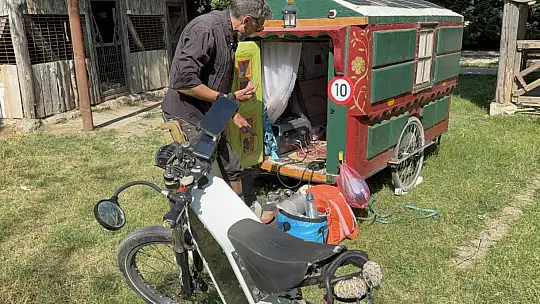 Kendi yaptığı karavan ile dünya turuna çıktı