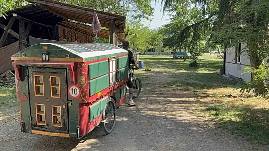 Kendi yaptığı karavan ile dünya turuna çıktı