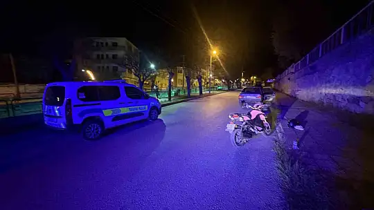 Kendilerini uyaran adamı darp eden şahıslar otomobili bırakıp kaçtı