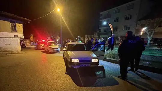 Kendilerini uyaran adamı darp eden şahıslar otomobili bırakıp kaçtı