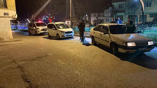 Kendilerini uyaran adamı darp eden şahıslar otomobili bırakıp kaçtı