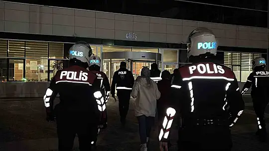 Kendini savcı olarak tanıtıp yaşlı kadının altınlarını alan 2 şüpheli yakalandı