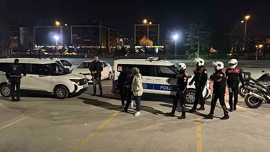 Kendini savcı olarak tanıtıp yaşlı kadının altınlarını alan 2 şüpheli yakalandı