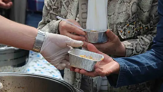 Kent meydanında dağıtılan coğrafi işaretli ekşili pilav damakları tatlandırdı