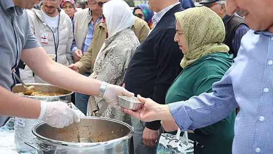 Kent meydanında dağıtılan coğrafi işaretli ekşili pilav damakları tatlandırdı