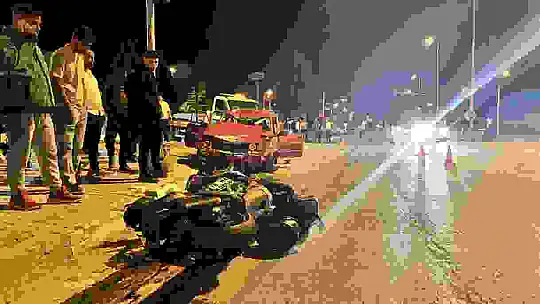 Kırmızı ışık ihlali felaket getirdi: Otomobilin çarptığı motosikletli ağır yaralandı