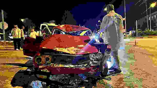 Kırmızı ışık ihlali felaket getirdi: Otomobilin çarptığı motosikletli ağır yaralandı
