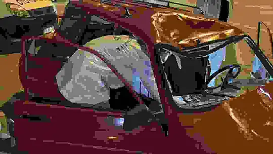 Kırmızı ışık ihlali felaket getirdi: Otomobilin çarptığı motosikletli ağır yaralandı