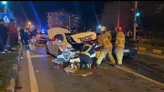 Kırmızı ışıkta bekleyen araca çarptı, otomobilinden inerek koşarak kaçtı