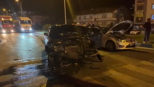 Kırmızı ışıkta bekleyen araca çarptı, otomobilinden inerek koşarak kaçtı