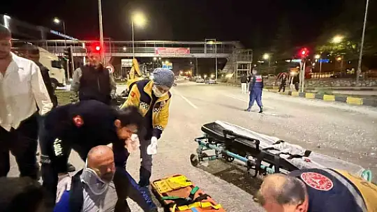 Kırmızı ışıkta bekleyen motosikletli canından oluyordu