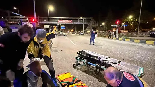 Kırmızı ışıkta bekleyen motosikletli canından oluyordu