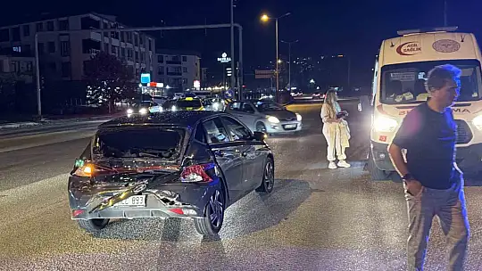 Kırmızı ışıkta duran otomobile kamyon çarptı: 2 yaralı