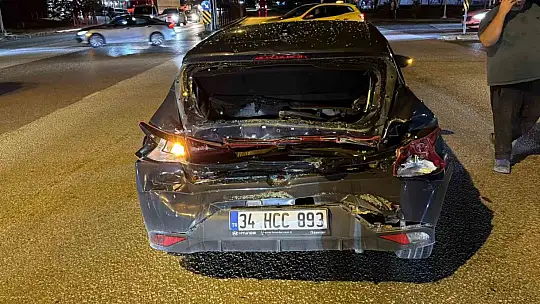 Kırmızı ışıkta duran otomobile kamyon çarptı: 2 yaralı