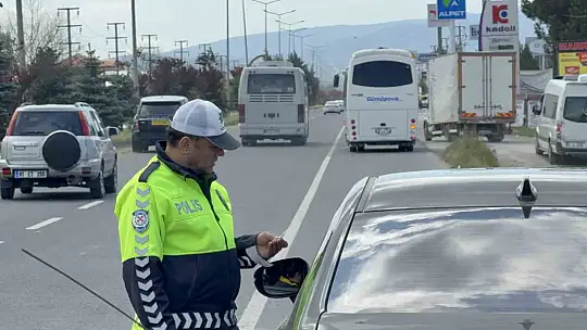 Kırmızı ışıkta geçenler havadan yakalandı