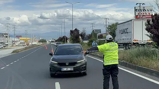 Kırmızı ışıkta geçenler havadan yakalandı