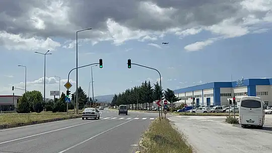 Kırmızı ışıkta geçenler havadan yakalandı