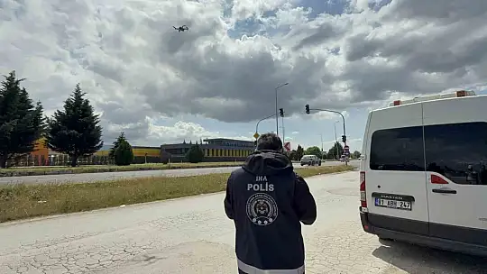 Kırmızı ışıkta geçenler havadan yakalandı