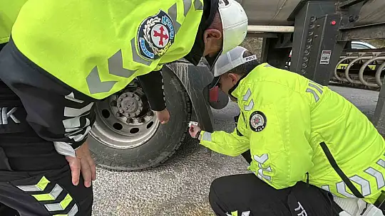Kış lastiği olmayana Bolu Dağı'ndan geçit yok