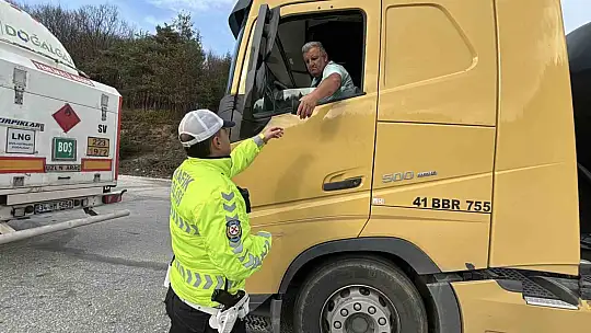 Kış lastiği olmayana Bolu Dağı'ndan geçit yok