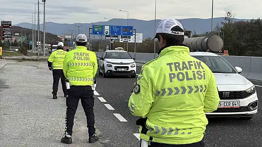 Kış lastiği olmayana Bolu Dağı'ndan geçit yok