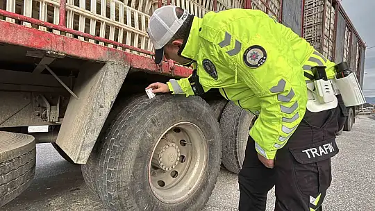 Kış lastiği olmayana Bolu Dağı'ndan geçit yok
