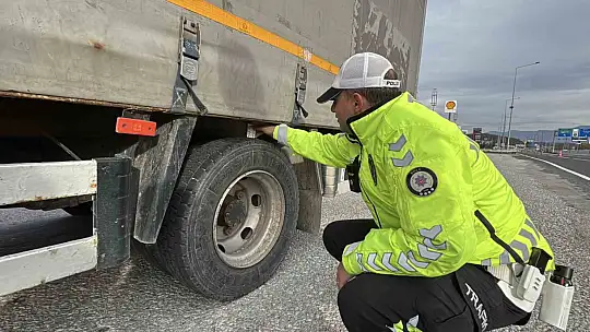 Kış lastiği olmayana Bolu Dağı'ndan geçit yok