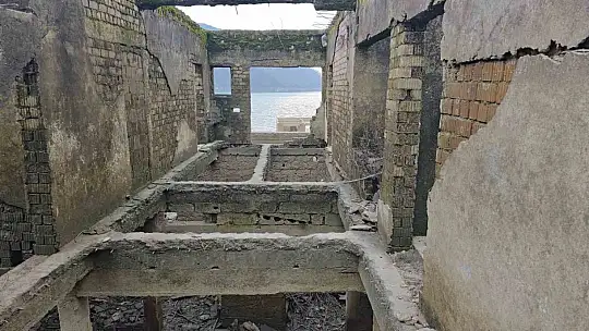 Kızılcapınar Barajı'nda sular çekilince terk edilmiş yapılar ortaya çıktı