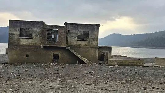 Kızılcapınar Barajı'nda sular çekilince terk edilmiş yapılar ortaya çıktı